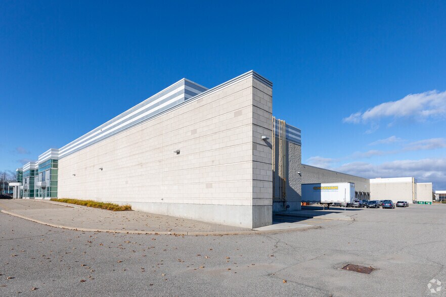 More Photos Of 9133 Leslie St, Richmond Hill Showroom For Lease