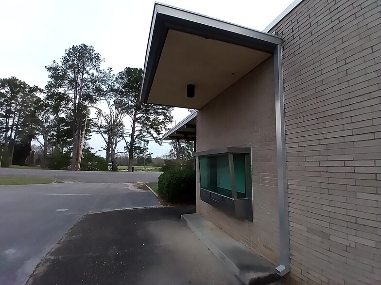 More Photos Of 407 Erwin Rd, Stonewall Freestanding For Sale