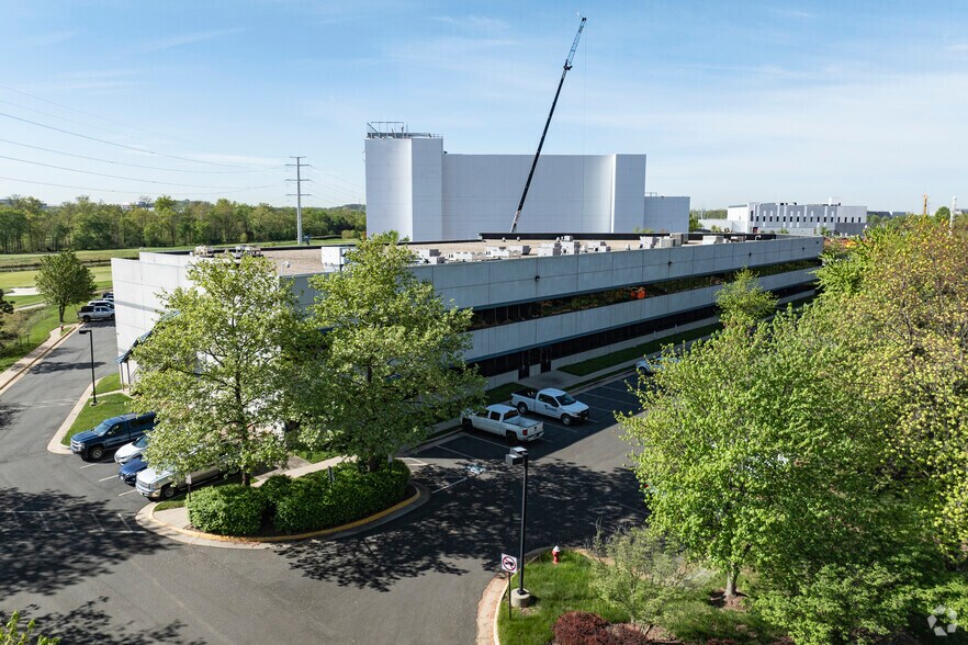 More Photos Of 21301 Beaumeade Cir, Ashburn Flex For Lease