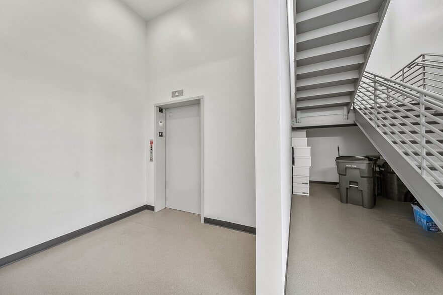 More Photos Of 4801 Biddle Rd, Central Point Office For Lease