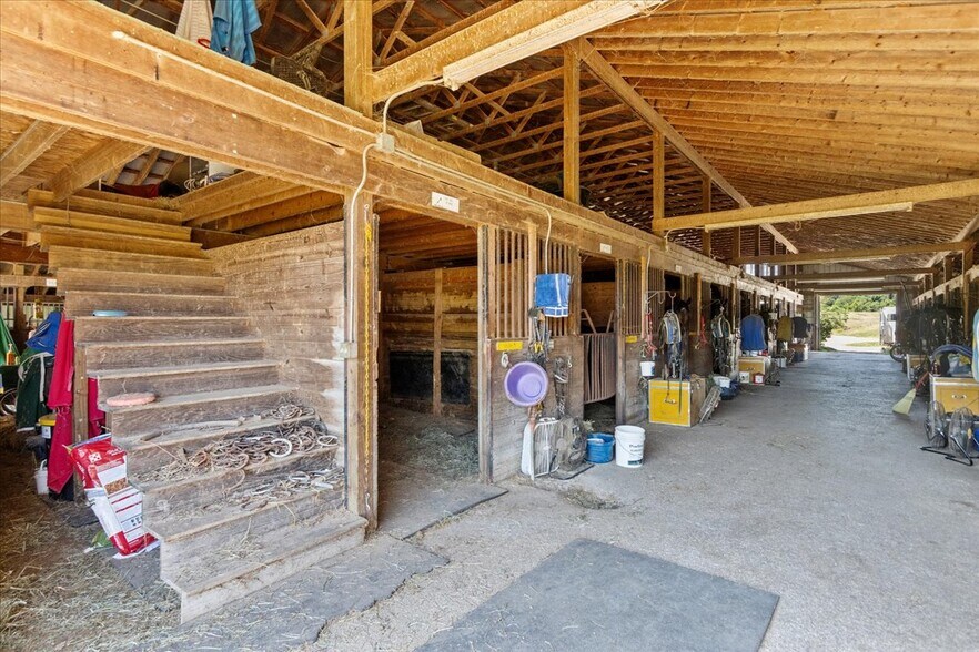 More Photos Of 7233 National Rd, Thornville Horse Stables For Sale