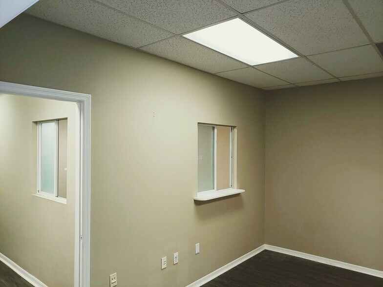 More Photos Of 8909 Regents Park Dr, Tampa Office Residential For Lease
