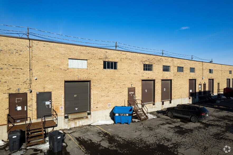 More Photos Of 5754-5800 Av Royalmount, Mont-Royal Distribution For Lease