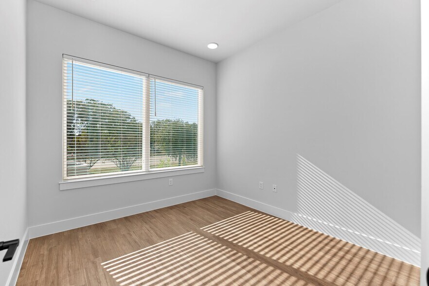 More Photos Of 3835 County Road 175, Round Rock Office For Sale