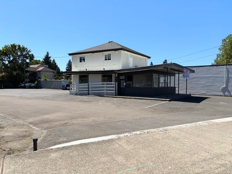 More Photos Of 20105 McLoughlin Blvd, Gladstone Freestanding For Lease