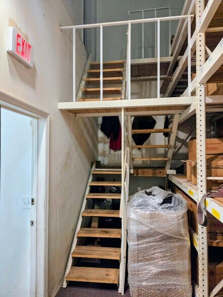 More Photos Of 7810 Kingspointe Pky, Orlando Warehouse For Lease