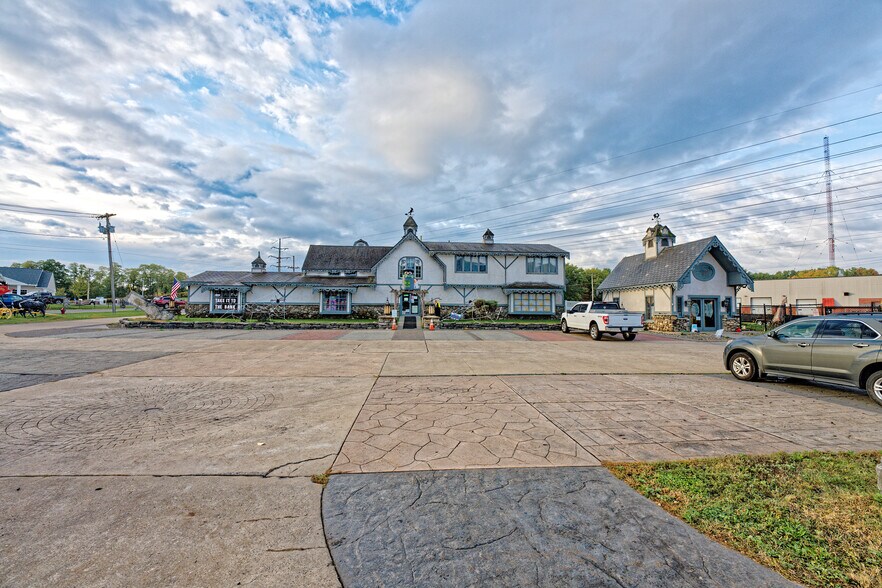 More Photos Of 671 Mariaville Rd, Schenectady Garden Center For Sale