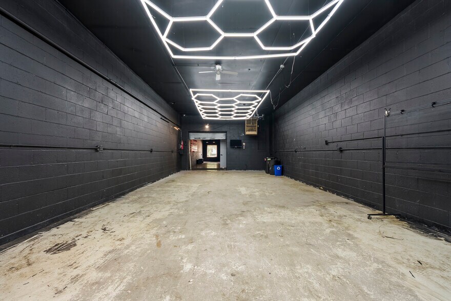 More Photos Of 1006 W 14 Mile Rd, Clawson Storefront For Lease