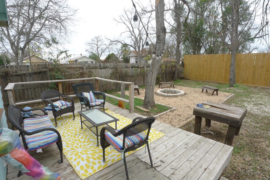 More Photos Of 747 Oasis St, New Braunfels Storefront Retail Residential For Sale