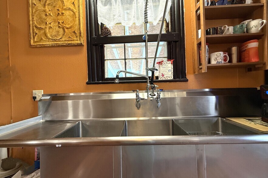 More Photos Of 605 Mineral Ave, Mineral Storefront Retail Office For Sale