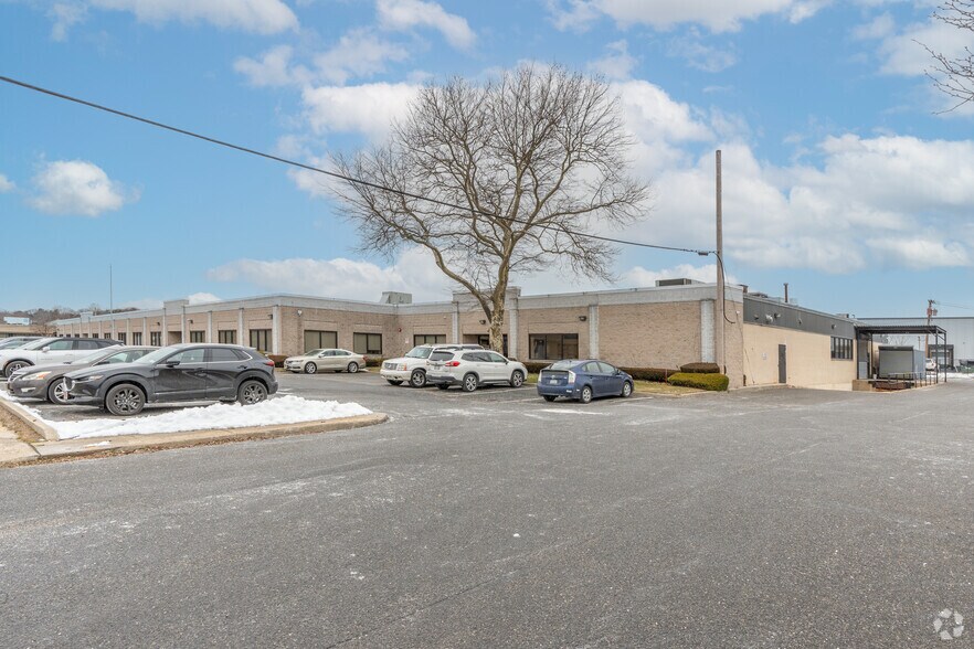 More Photos Of 5 Aerial Way, Syosset Light Manufacturing For Lease