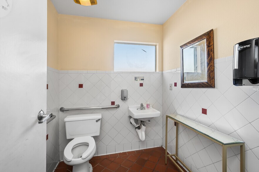 More Photos Of 1936 W 17th St, Santa Ana Restaurant For Sale