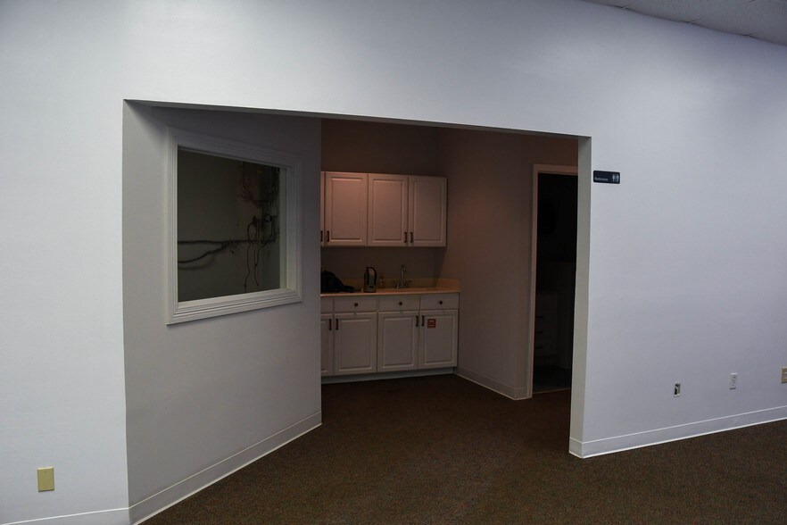 More Photos Of 7043 Satsuma Dr, Houston Warehouse For Lease