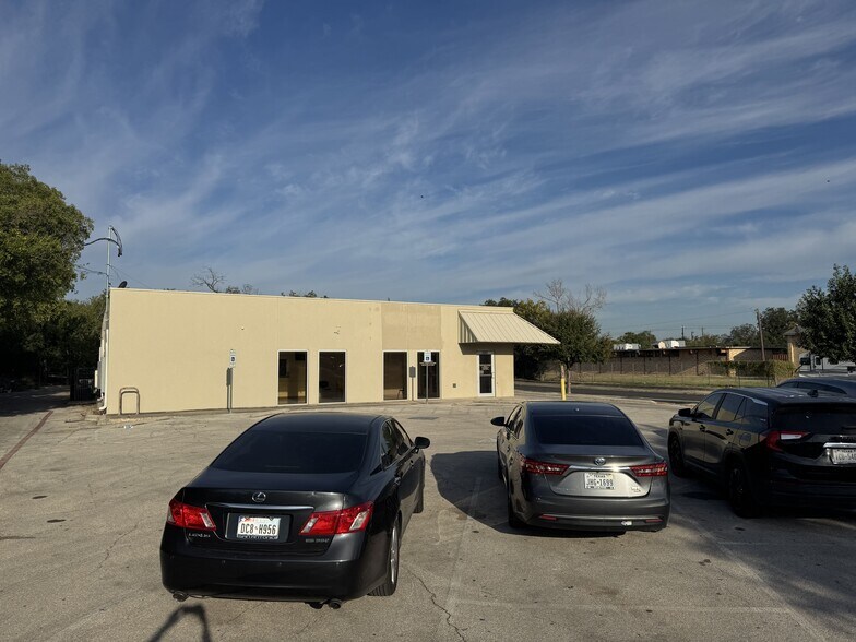 More Photos Of 2207 S Zarzamora St, San Antonio Medical For Sale
