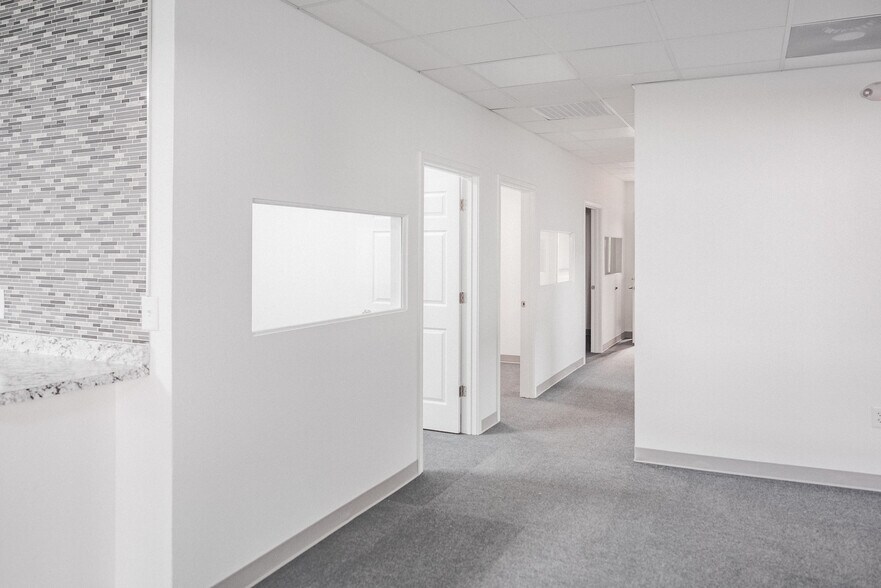 More Photos Of 2403 Washington St, Waller Flex For Lease