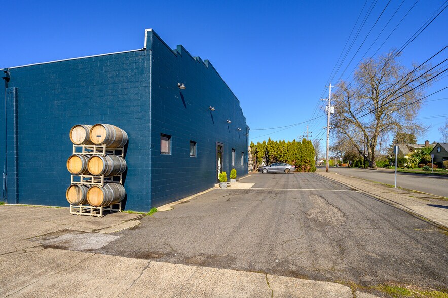 More Photos Of 475 NE 17th St, Mcminnville Storefront For Sale