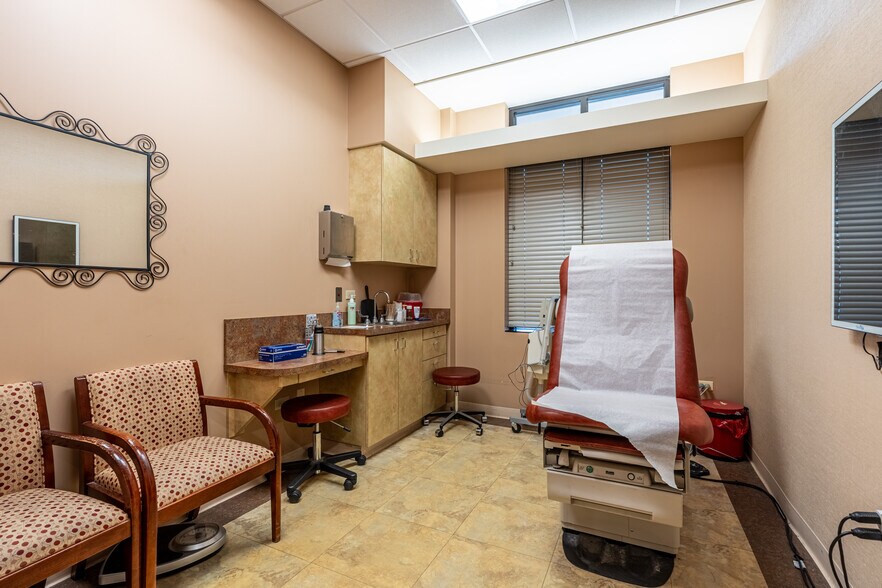 More Photos Of 16105 S La Grange Rd, Orland Park Medical For Lease
