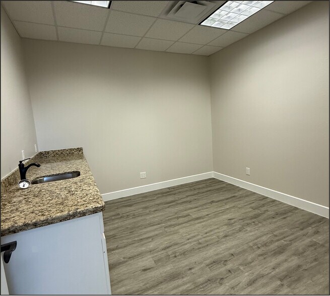 More Photos Of 7115 FM 2920, Spring Unknown For Lease