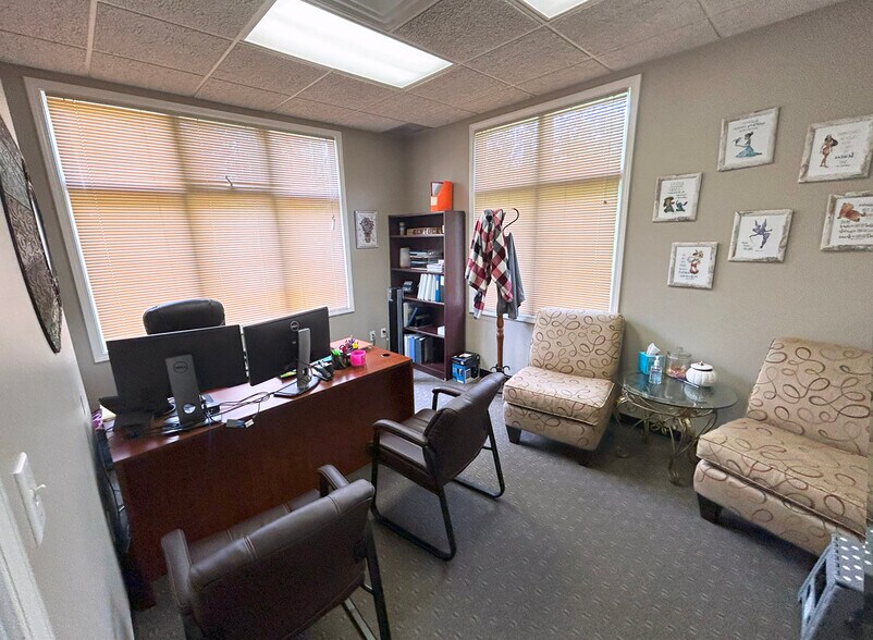 More Photos Of 1721 McIntosh Dr, Bowling Green Office For Sale