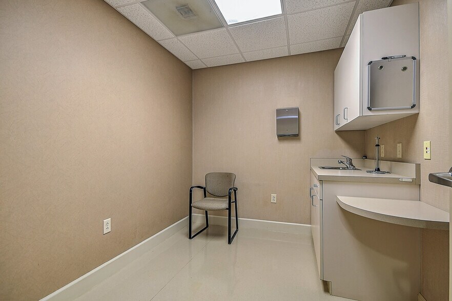 More Photos Of 822 Broad St, Kingsport Medical For Sale