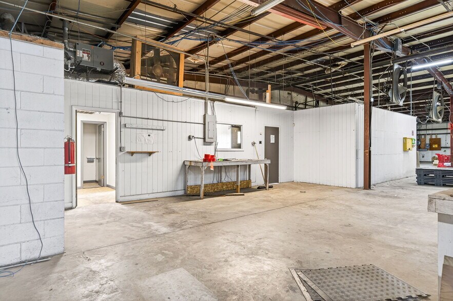 More Photos Of 167 Industrial Park Cir, Livingston Manufacturing For Lease