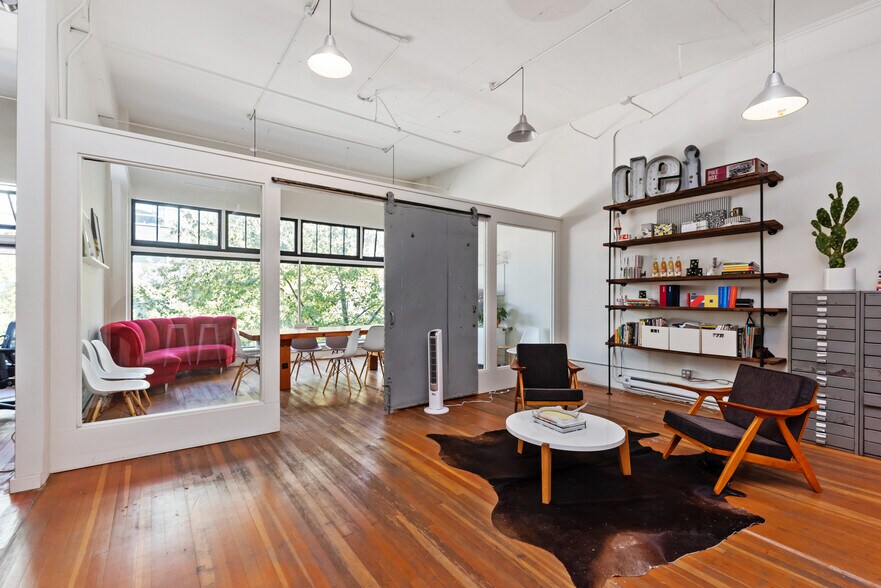 More Photos Of 1205 E Pike St, Seattle Loft Creative Space For Lease
