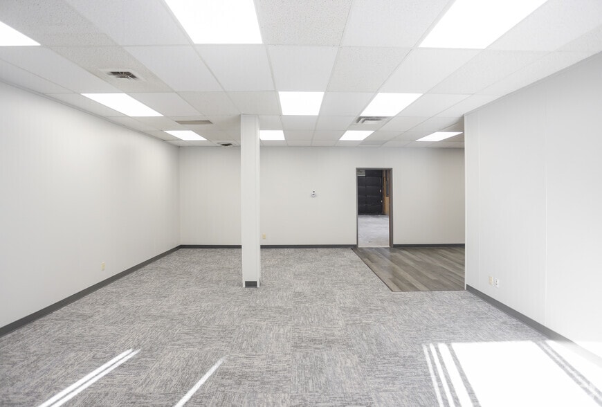 More Photos Of 2401 Directors Row, Indianapolis Unknown For Lease