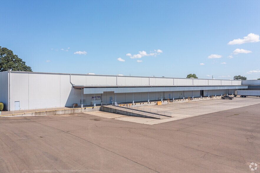 More Photos Of 495 NE Holladay St, Cornelius Distribution For Lease