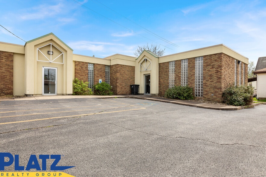 Primary Photo Of 1114 E Market St, Warren Medical For Sale