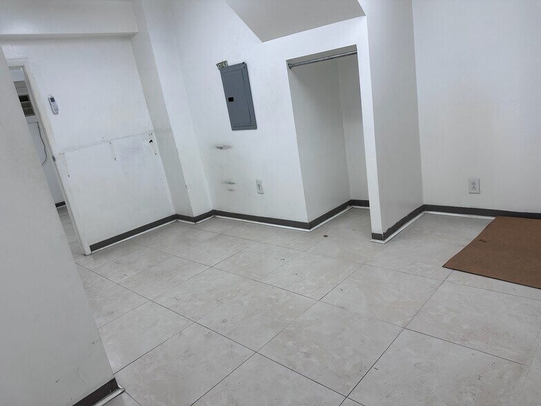 More Photos Of 3367-3369 55th St, Woodside Warehouse For Lease