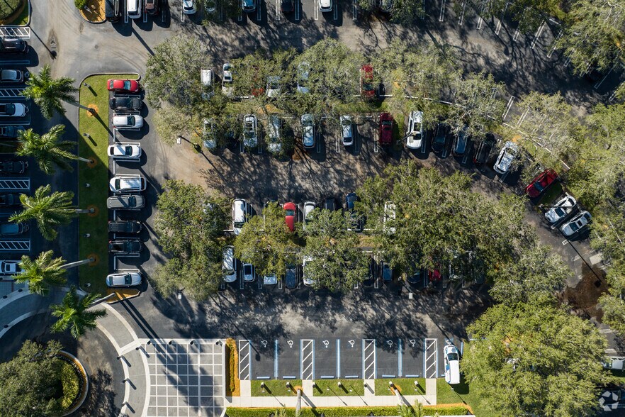 More Photos Of 8100 Oak Ln, Miami Lakes Office For Lease