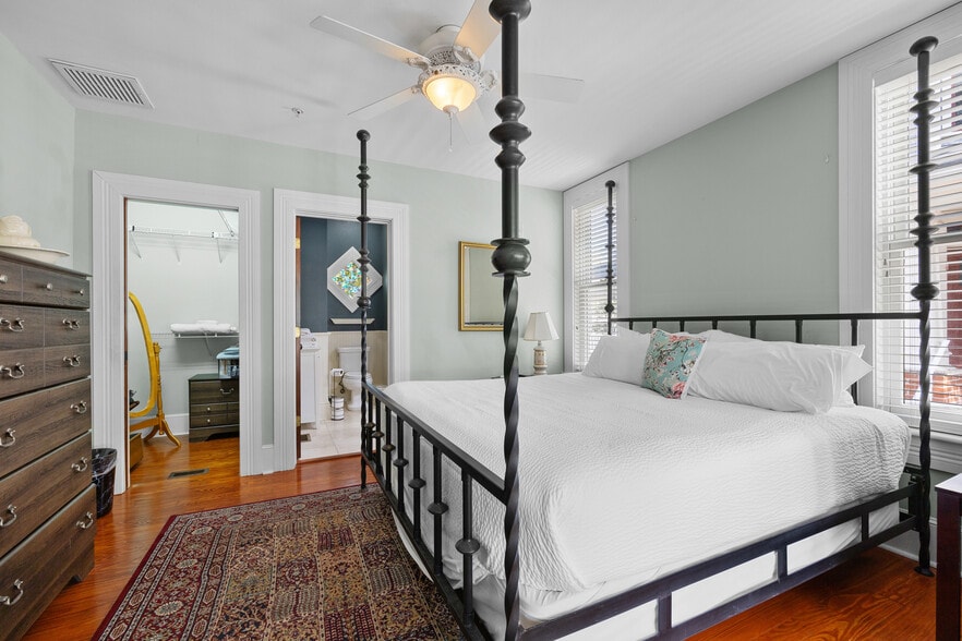 More Photos Of 205 SE 7th St, Gainesville Hotel For Sale