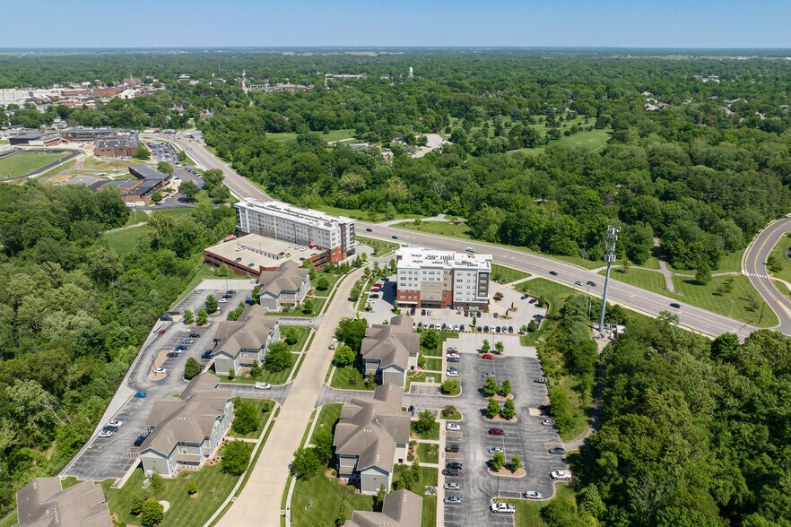 More Photos Of 1010 Enclave Blvd, Edwardsville Apartments For Sale