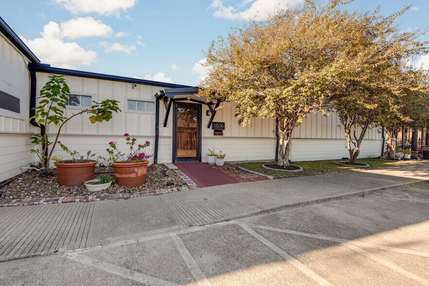 More Photos Of 2606 S Texas Ave, Bryan Restaurant For Sale