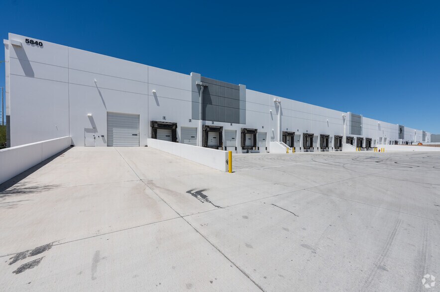 More Photos Of 5840 Donovan Way, Las Vegas Warehouse For Lease