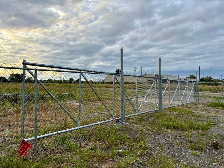 More Photos Of 2505 N Sherman Dr, Indianapolis Contractor Storage Yard For Lease