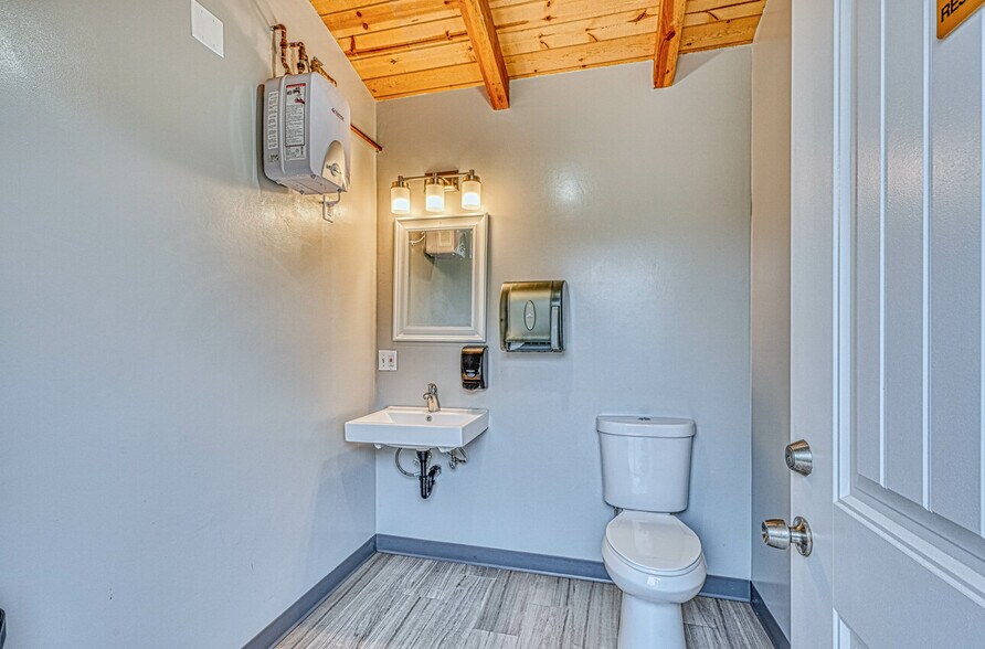 More Photos Of 7550 Sandholdt Rd, Moss Landing Warehouse For Sale