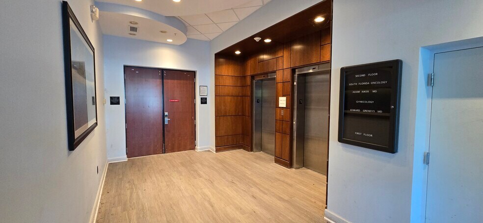 More Photos Of 990 9th St N, Naples Medical For Lease