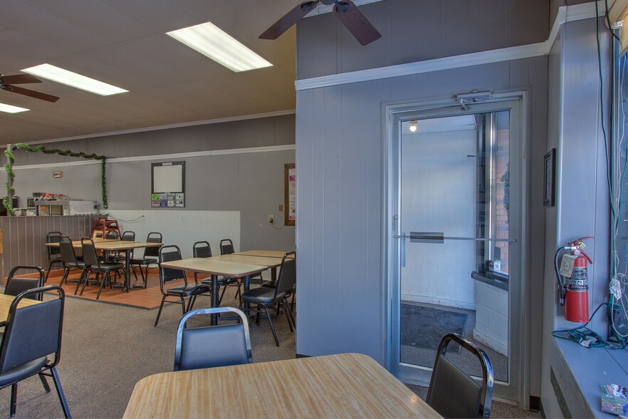 More Photos Of 118 Main St S, Cambridge Storefront For Sale