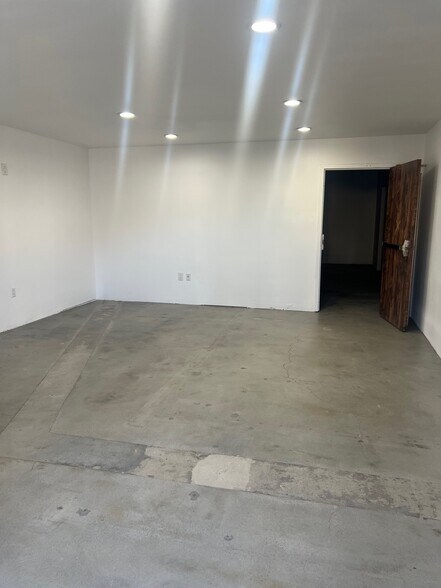 More Photos Of 16770-16780 Stagg St, Van Nuys Warehouse For Lease