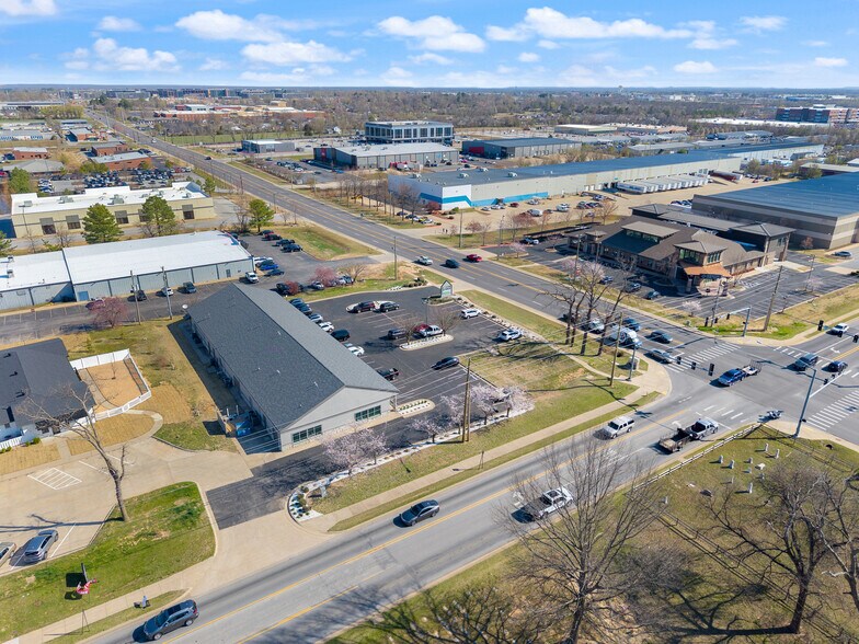 More Photos Of 2618 SE J St, Bentonville Office For Lease
