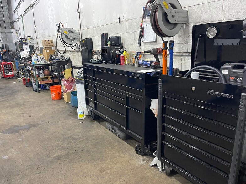 More Photos Of 9075-9125 Antique Way, Manassas Warehouse For Lease