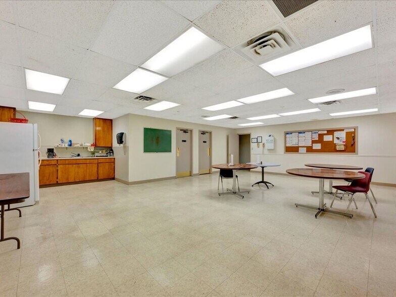 More Photos Of 321 N 1st St, Lufkin Office For Sale