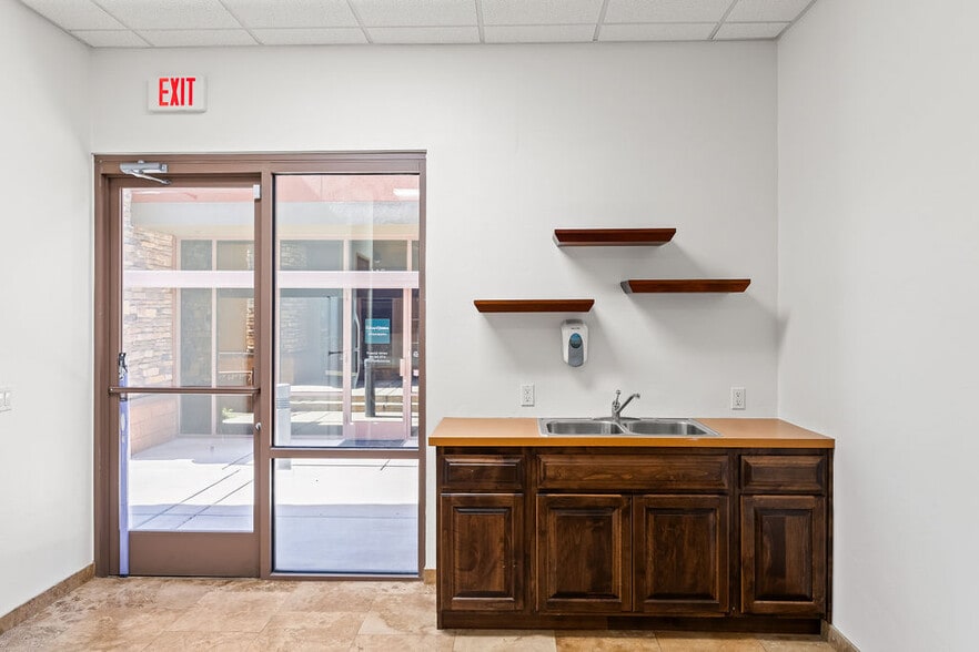 More Photos Of 7336 E Deer Valley Rd, Scottsdale Office For Sale