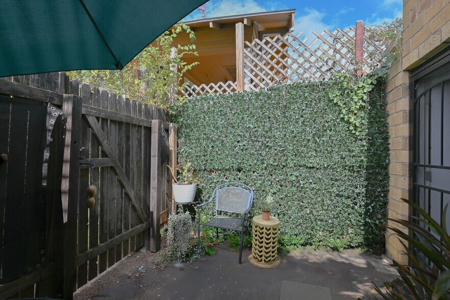 More Photos Of 911 E Cesar Chavez St, Austin Storefront For Lease