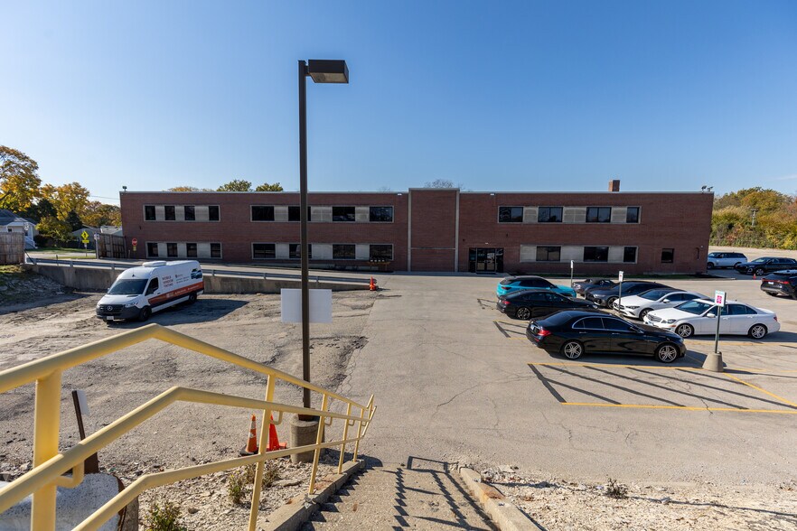 More Photos Of 929 Childs St, Wheaton Warehouse For Lease