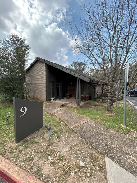 Primary Photo Of 2525 Wallingwood Dr, Austin Medical For Lease