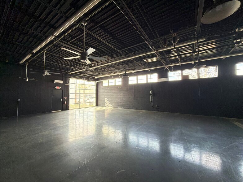 More Photos Of 4827 Gate City Blvd, Greensboro Showroom For Lease