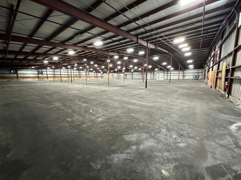 More Photos Of 2910-2930 Maine Ave, Lakeland Distribution For Sale