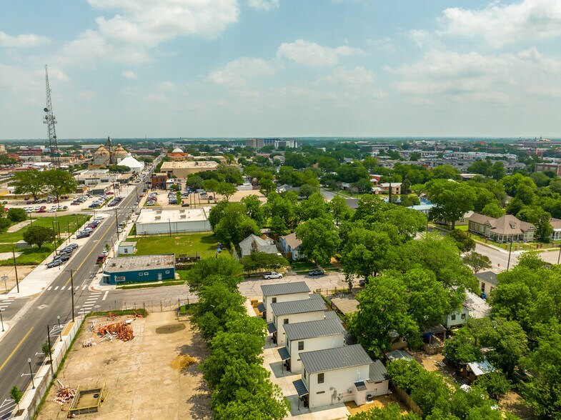 More Photos Of 511 S 10th St, Waco Specialty For Sale